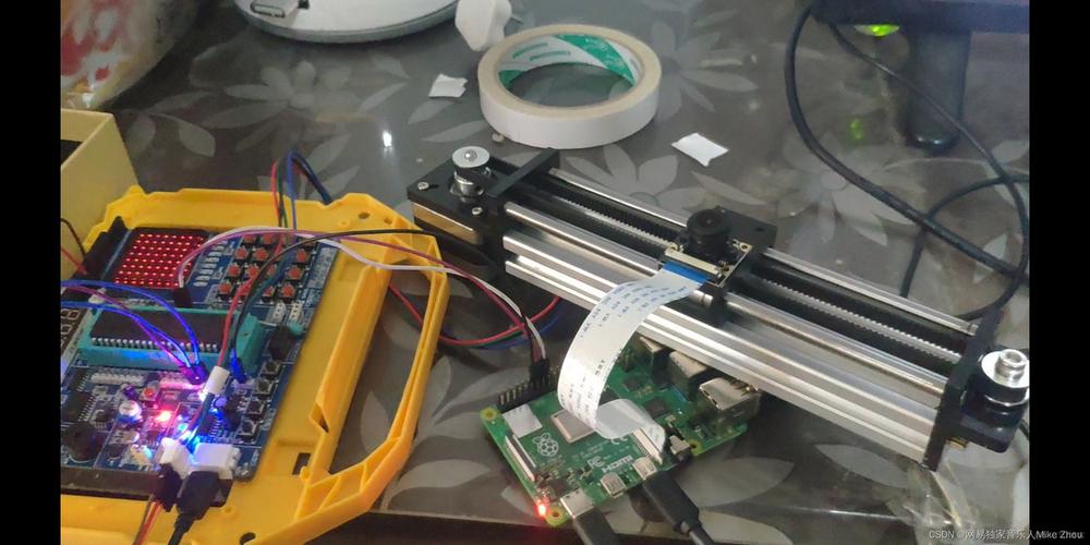 如何用Python在树莓派上设置摄像头持续录像并实时传输到主机？