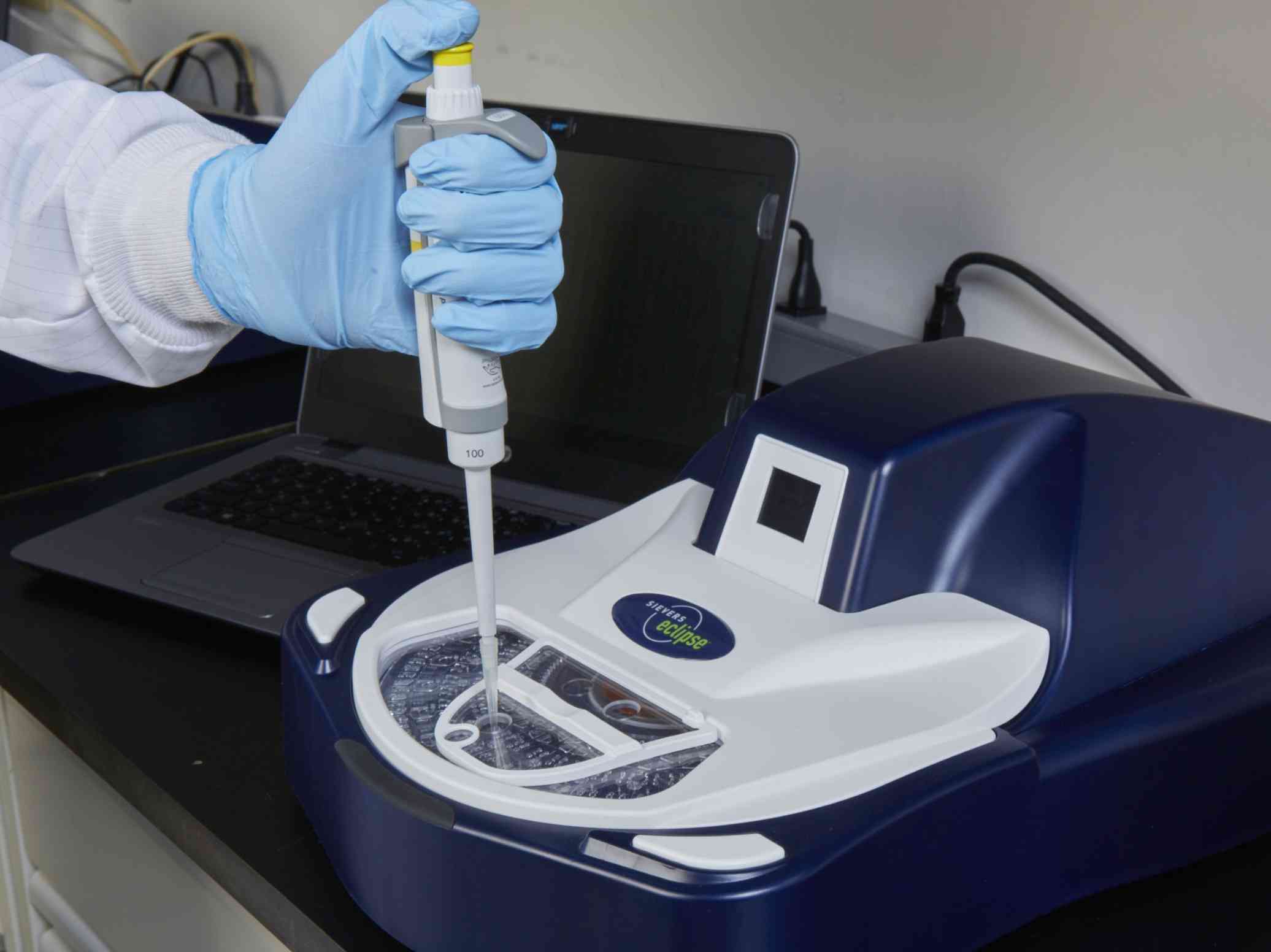 自适应独占锁如何根据线程等待次数动态调整自旋次数？